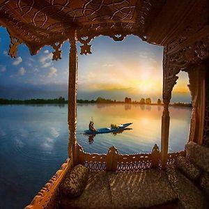 Peacock Houseboats